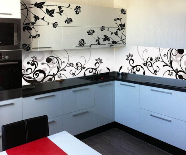 Черно белая кухня с цветным фартуком