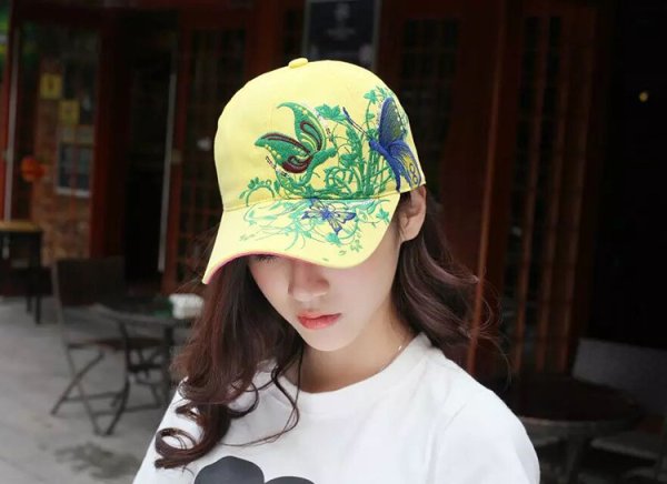 Современная вышивка на бейсболке