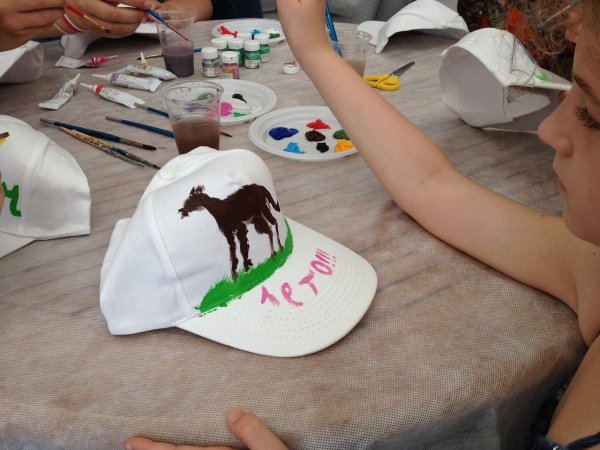 Рисунки на кепке акриловыми красками