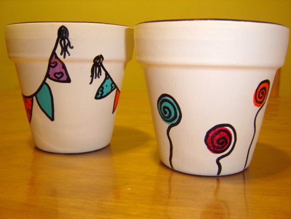 Раскрасить цветочный горшок акриловыми красками