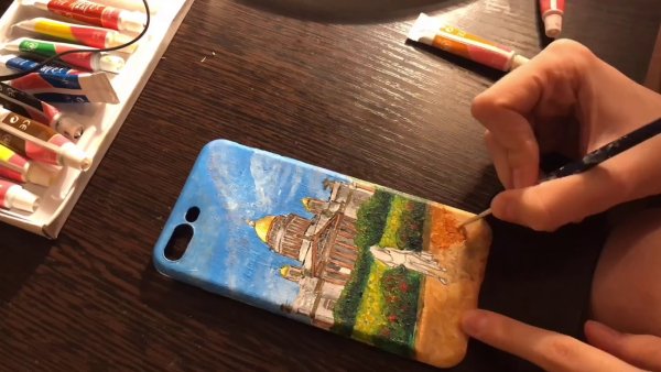 Роспись чехлов для телефона акрилом