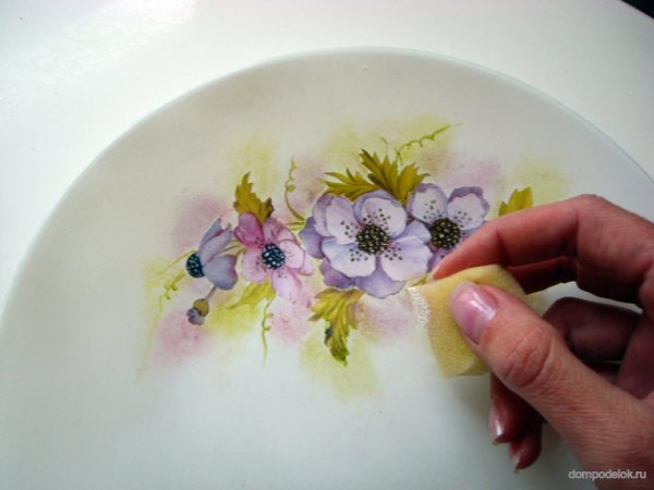 Цветочки акрилом на тарелке
