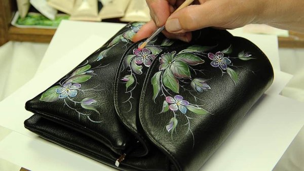 Роспись кожаных сумок