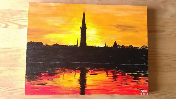 Городской закат акварелью