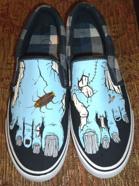 Обувь с разрисованной подошвой