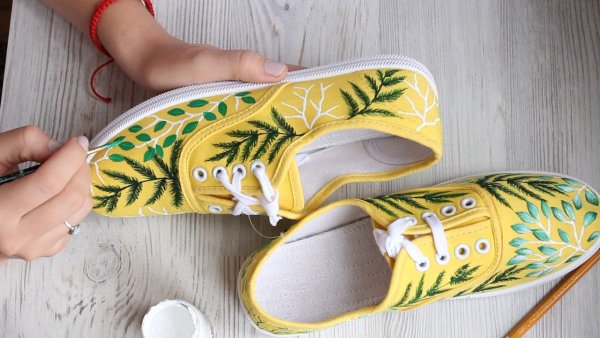 Роспись кроссовок акриловыми красками