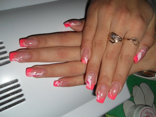 Розовый френч на нарощенных ногтях