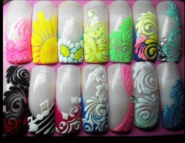 Вензель на ногтях с бархатным песком