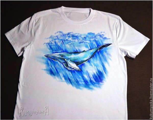 Киты красками на футболках