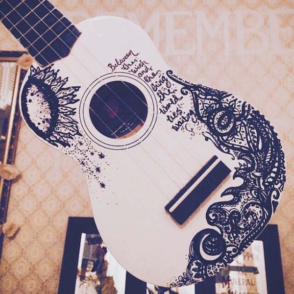 Роспись гитары маркером