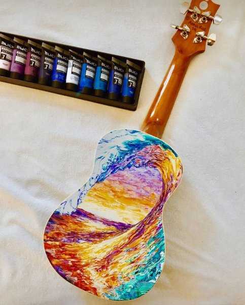 Расписана гитара красками