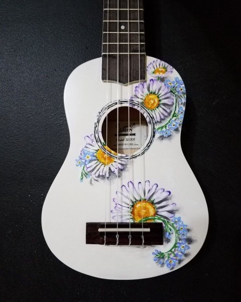 Гитара с ромашками