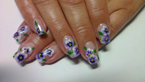 Фиалки на ногтях