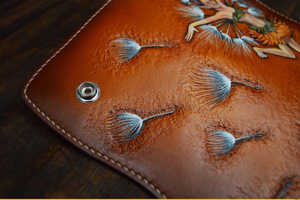 Тиснение на коже утки на болоте