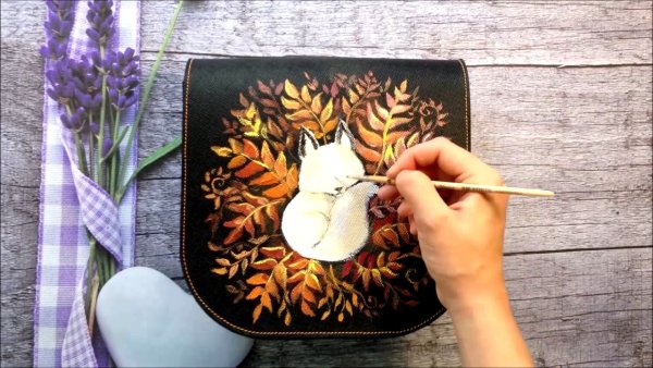 Роспись на белой испорченной коже