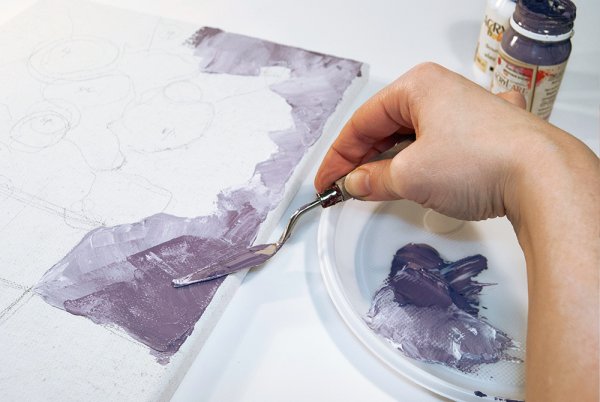 Нанесение краски холст