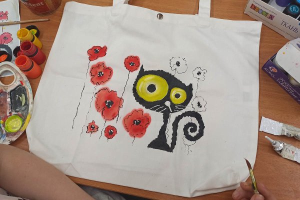 Аппликация по ткани маки