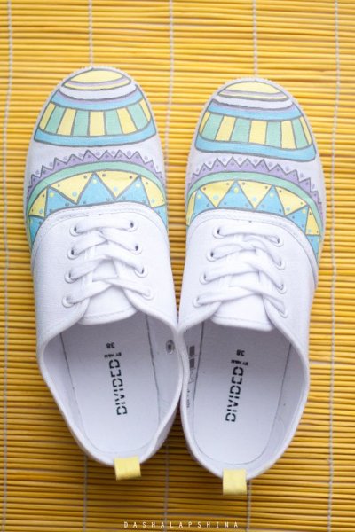 Раскрашенные кроссовки