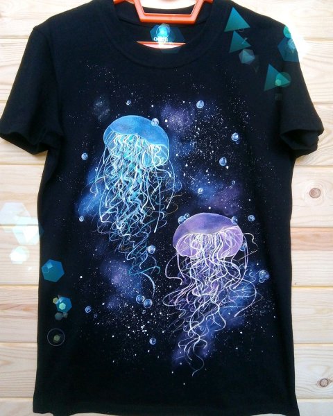 Роспись черной футболки