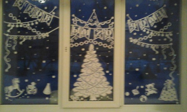 Белой гуашью на окне новогоднее