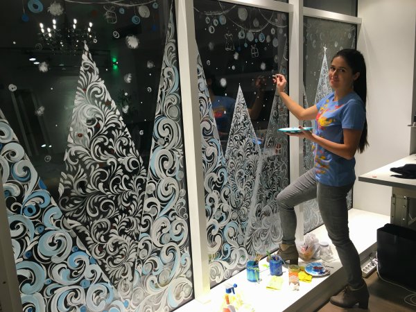 Новогодние рисунки на окнах гуашью