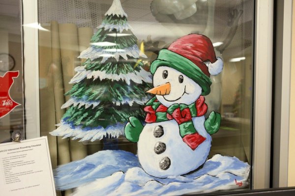 Новогодние рисунки на окнах гуашью