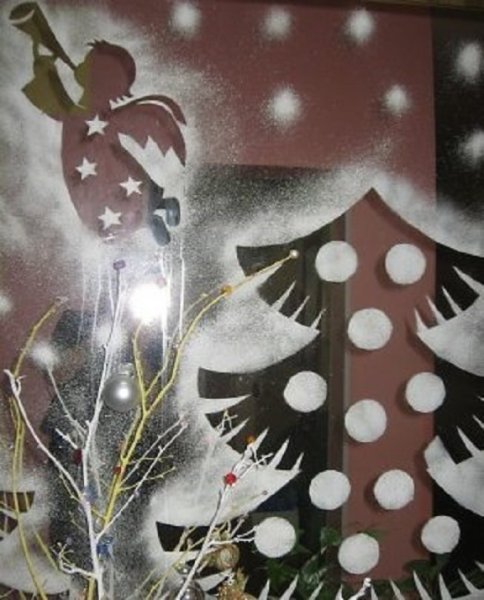Новогодние рисунки на окнах гуашью