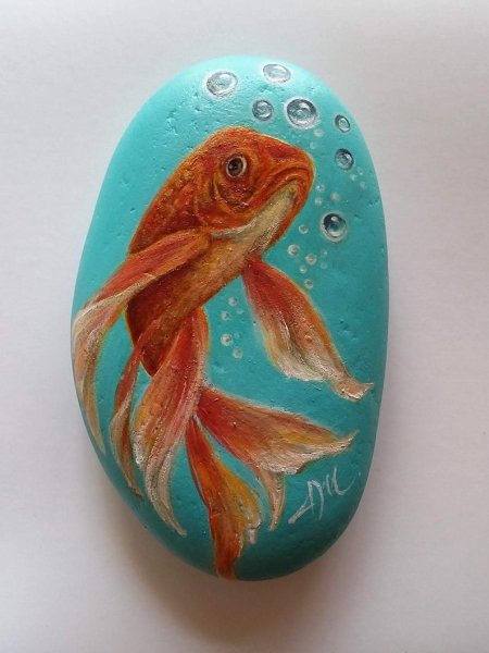 Рыбки на камнях рисование