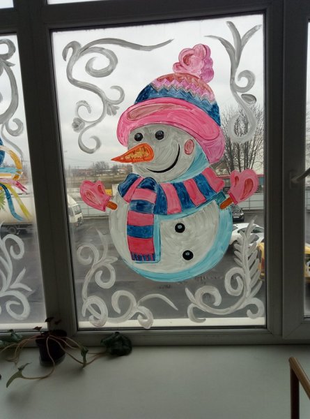 Новогодние рисунки на окнах гуашью