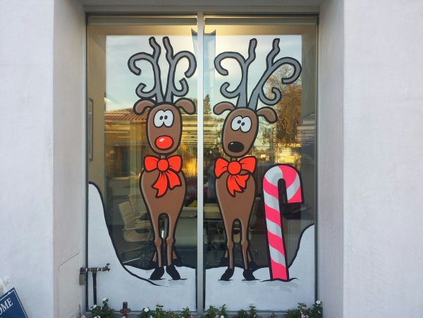 Олень на окне красками