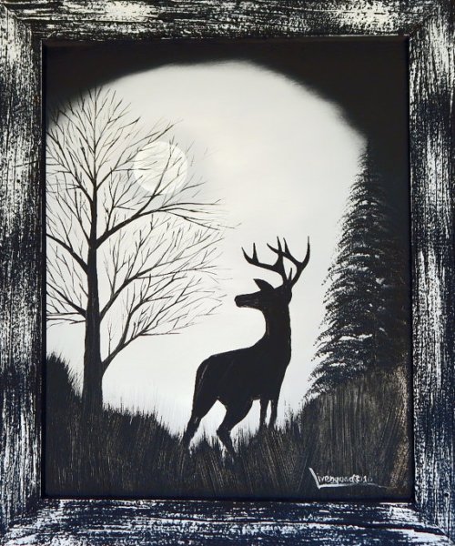 Силуэт оленя в лесу