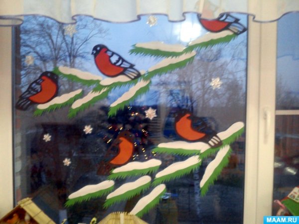 Украшение окон на новый год Снегири