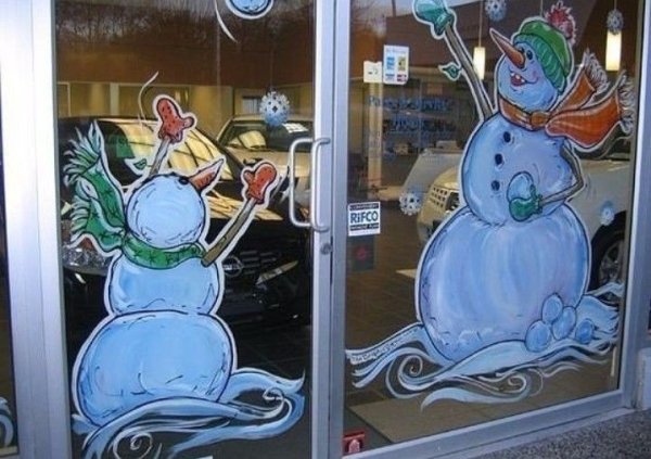 Снеговик красками на окне