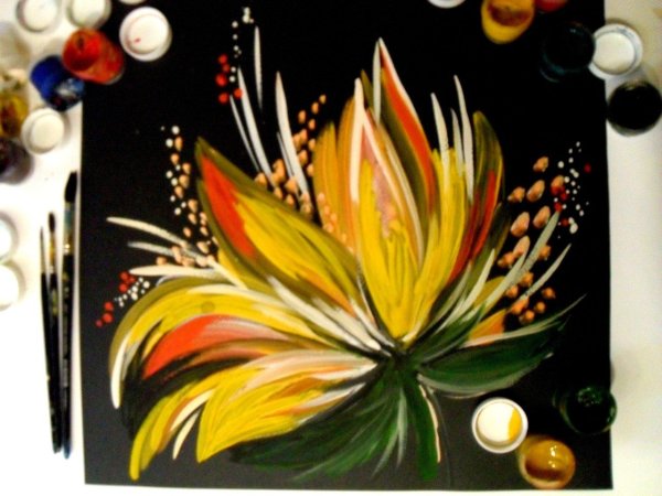 Цветы гуашью на черном фоне