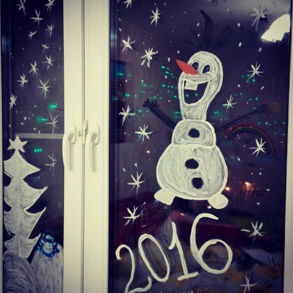 Рисунки на окнах на новый год 2022 гуашью