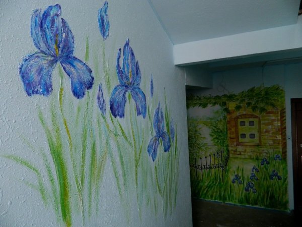 Цветы гуашью на стене