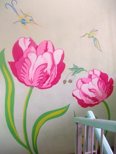 Цветы на стене красками