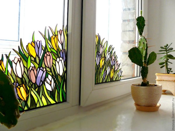 Витражные краски на окне