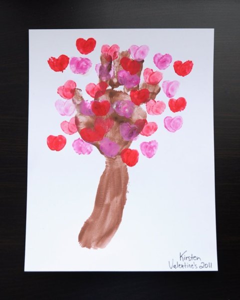 Валентинка из отпечатков рук