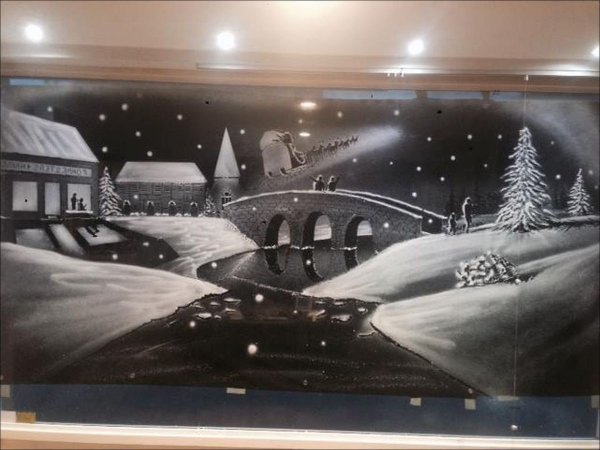 Рисование искусственным снегом на окне