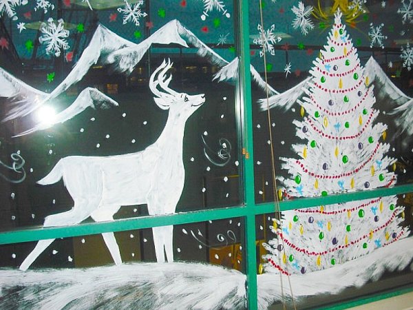 Новогодние рисунки на окнах