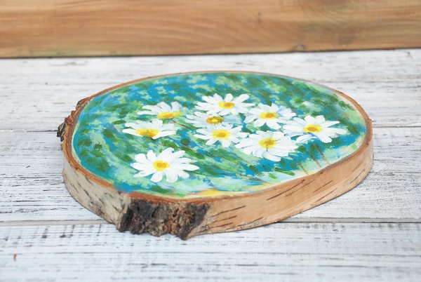 Роспись цветами на спиле дерева