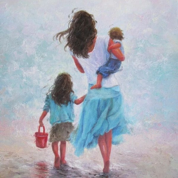 Мама с сыном и дочкой со спины