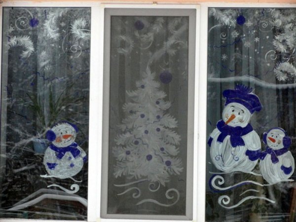 Новогодние рисунки на окнах