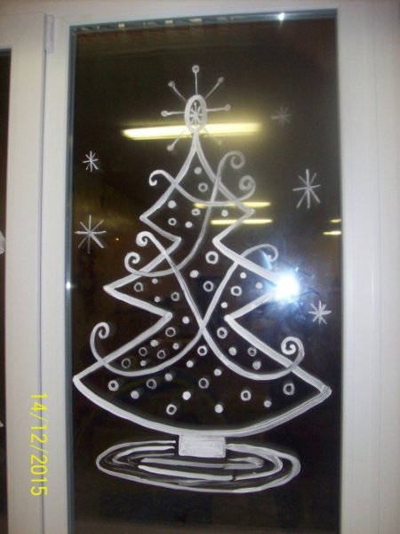 Рисование на окнах елка