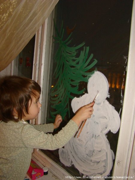 Елка на окне гуашью