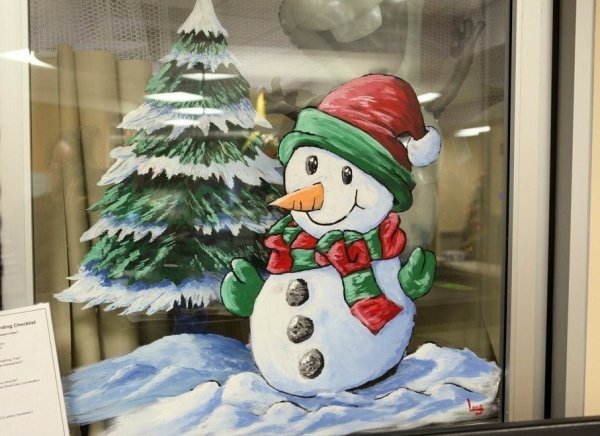 Новогодние рисунки на окнах