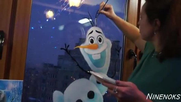 Олаф на окне новый год