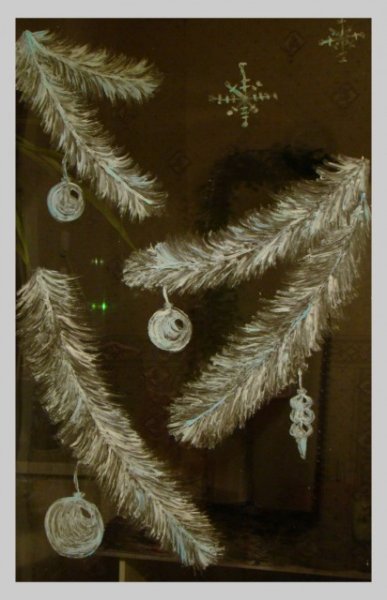 Еловая ветка на окно