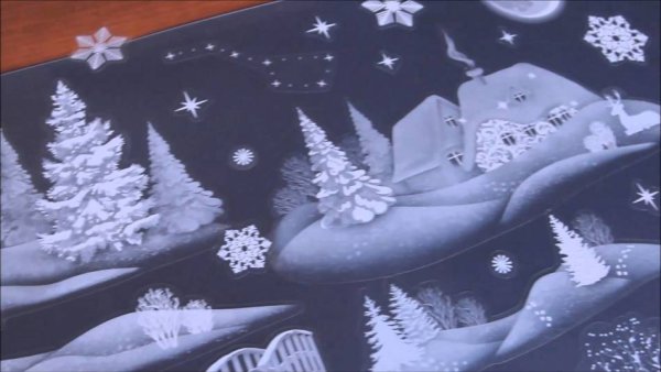 Зимний пейзаж на окне зубной пастой